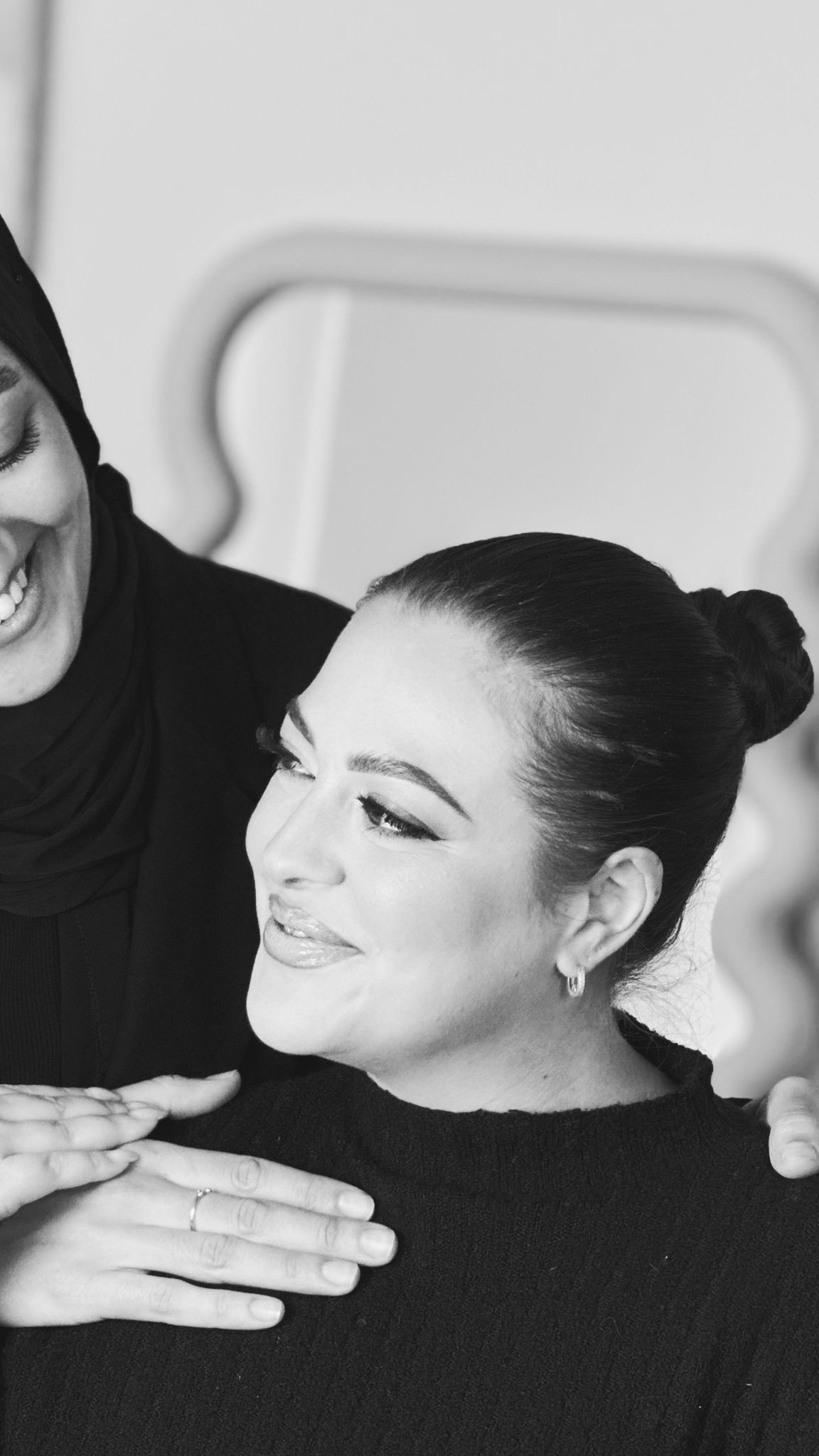 Sanaa, maquilleuse professionnelle et visagiste, avec une cliente